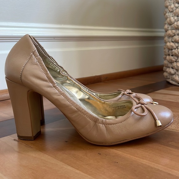 Tahari tan leather pumps - Picture 1 of 5